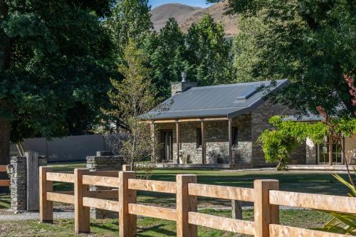 Stone Cottage — 4-Star Luxury Hotel in Arrowtown, New Zealand
