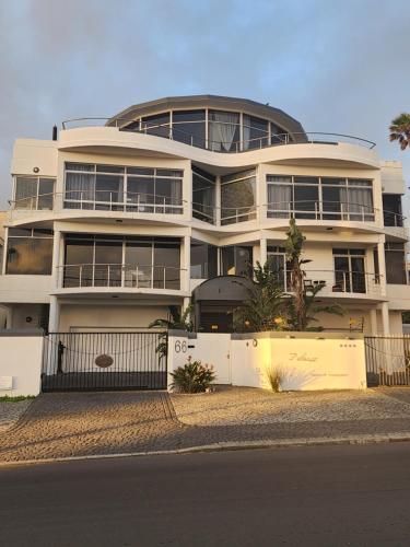 The Penthouse Pub Lounge and Porch on the Palace Bloubergstrand