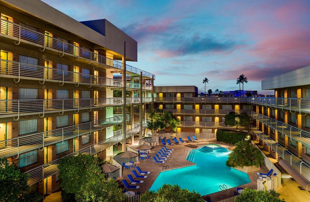 DoubleTree Suites by Hilton Phoenix - photo 30