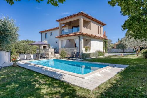 Holiday House Tina — 4-Star Luxury Hotel in Marcana, Croatia