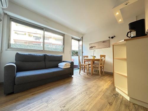 Cosy 4 Pers Hyper Centre Plage a 2 Min a Pied in Saint-Raphael, France