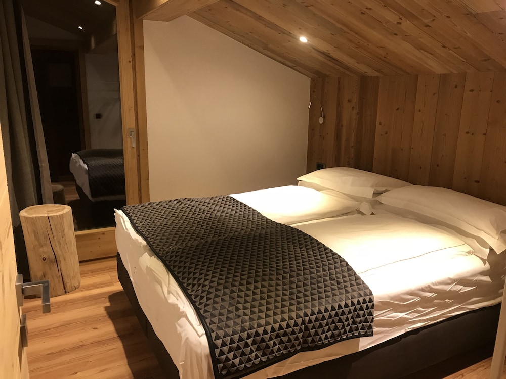Alpen Hotel Chalet Valdidentro — hotel in Isolaccia