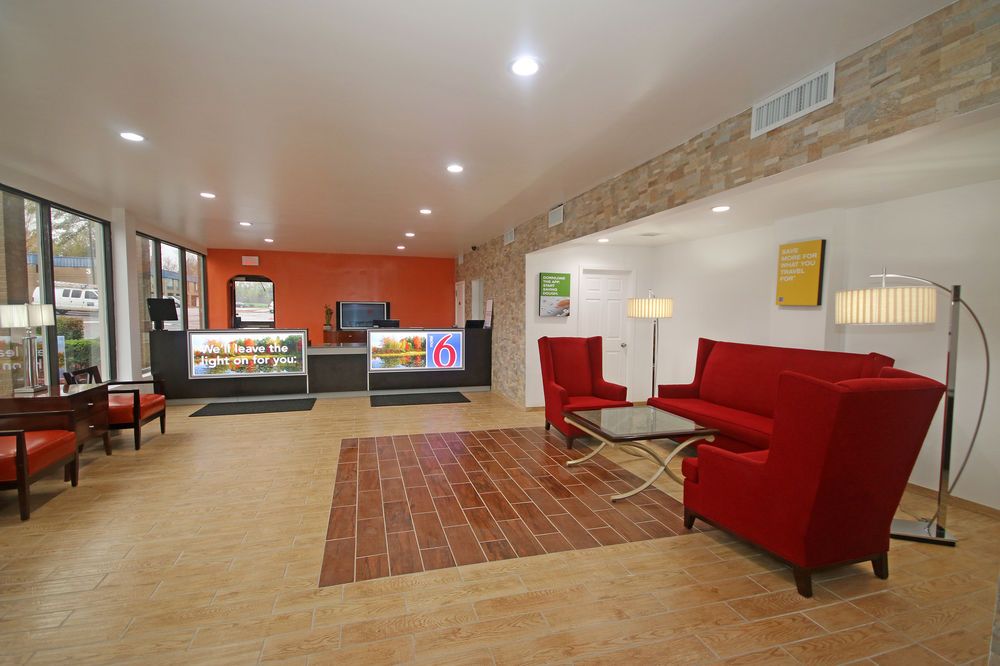 Econo Lodge Airport near Billy Graham Parkway - photo 35