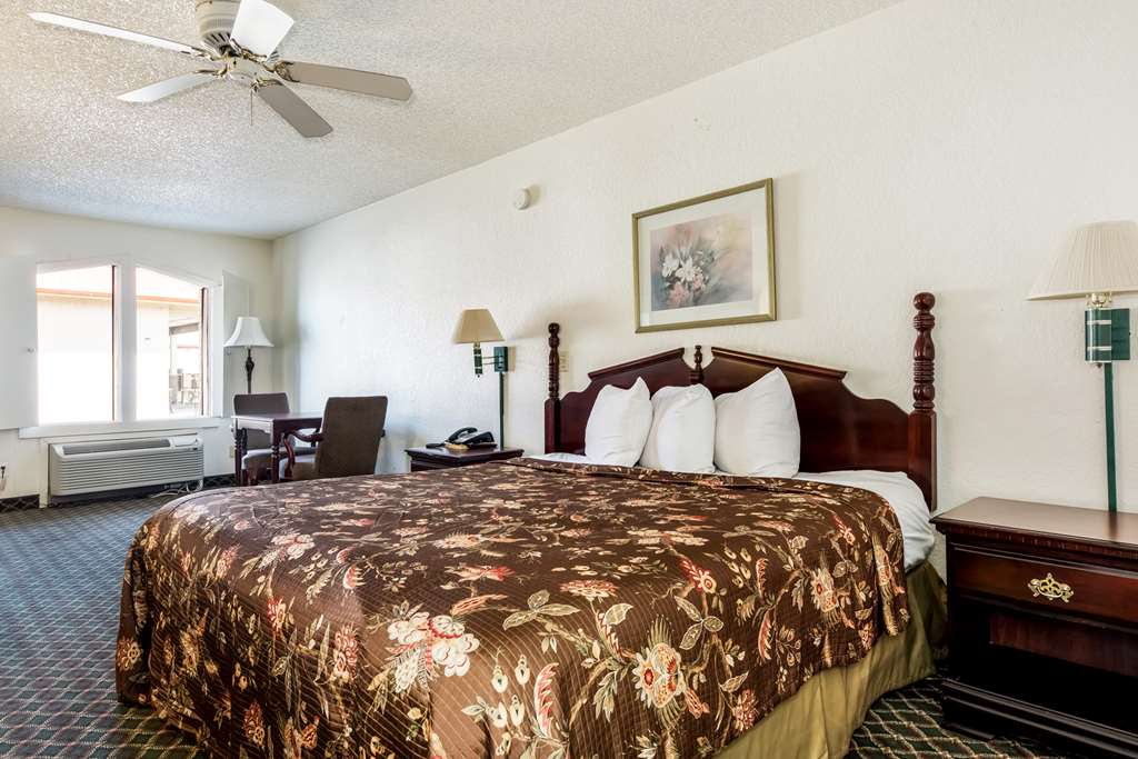Americas Best Value Inn Paris - photo 12