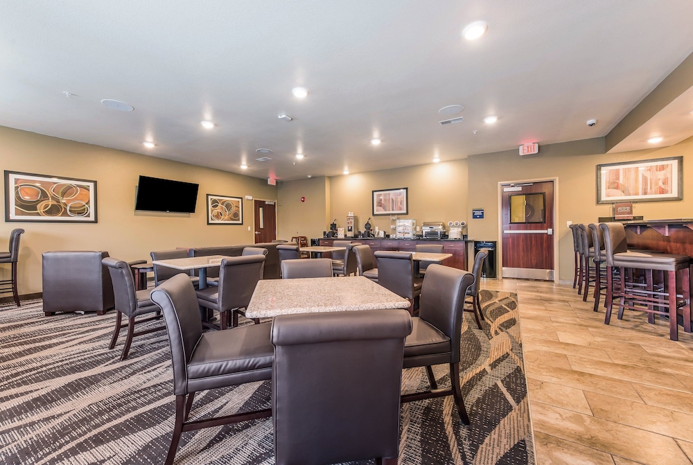 Cobblestone Hotel & Suites Hutchinson - photo 44