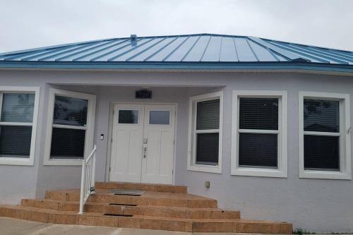 Stylish 2 bedroom home Steps from private beach — 4-Star Luxury Hotel in Waveland, United States