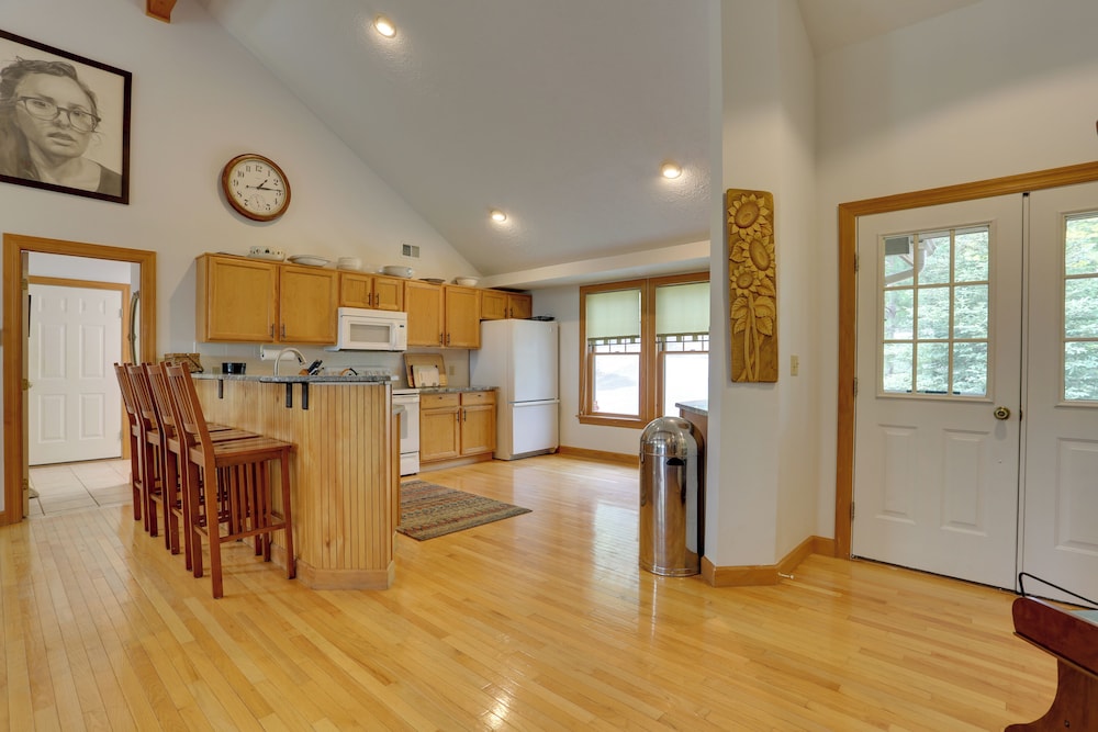 Less Than 1 Mi to Camelback Resort Home with Pool Table - photo 3