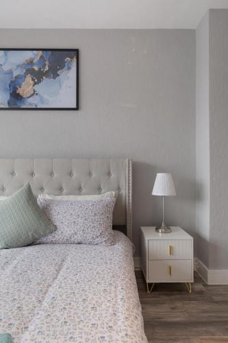 Edgware Oasis: Modern Haven near Tube & Park — 4-Star Luxury Hotel in Edgware, United Kingdom