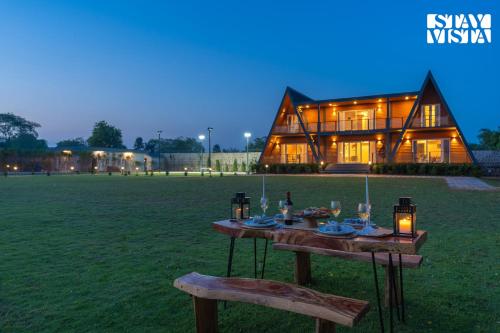 Stayvista At Aarna Estate With Library Lawn — Taoru