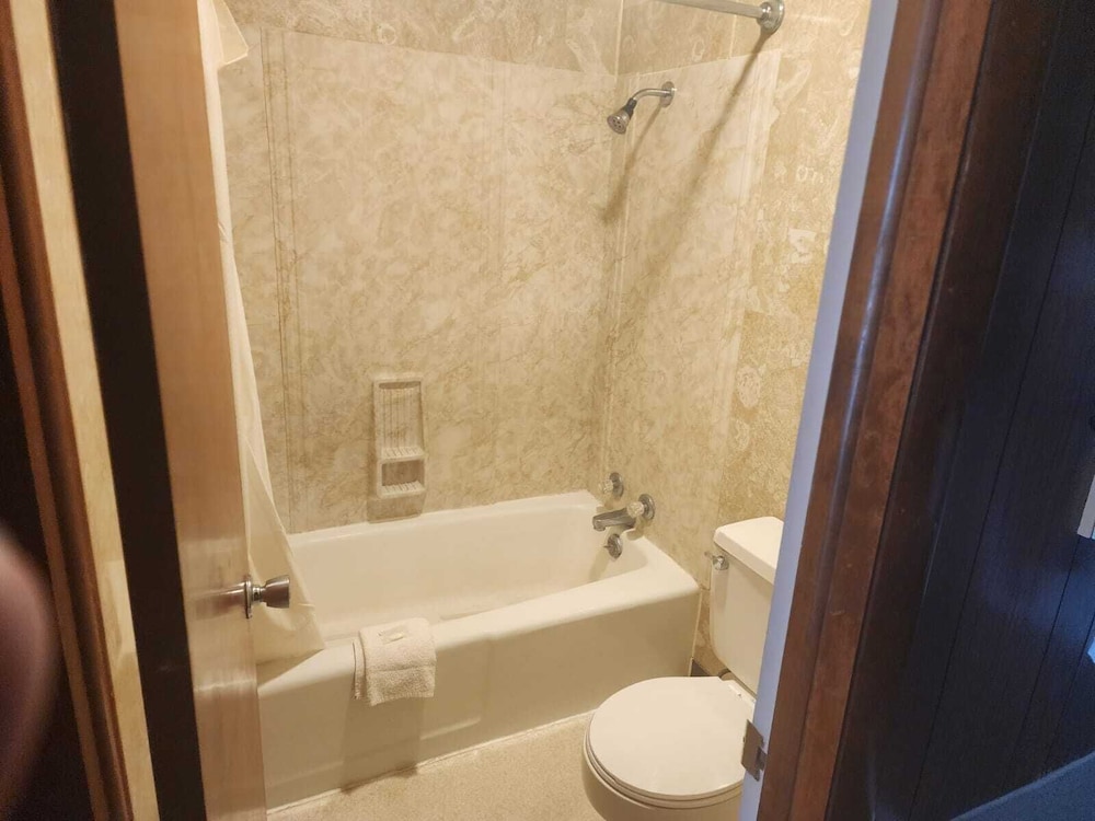 First Inn By OYO Quinter Hwy 70 - photo 17