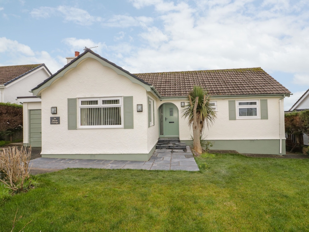 Hardy Cottage — 4-Star Luxury Hotel in Benllech, United Kingdom