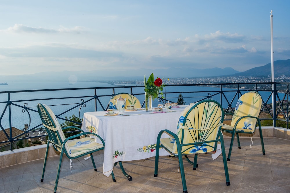 Verga Majestic Sunsets Villa Close to the Beach — 4-Star Luxury Hotel in Kalamata, Greece