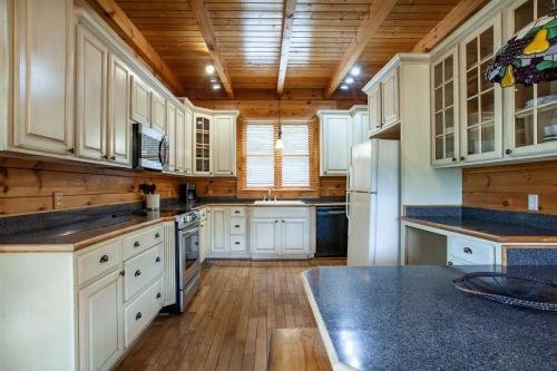 Bear Creek Cabin Mtn View Hot Tub and Game Room — 4-Star Luxury Hotel in Sevierville, United States