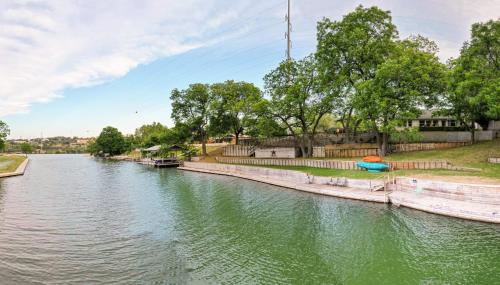 Lake Marble Falls Waterfront House Wet Slip Huge Yard — 4-Star Luxury Hotel in Marble Falls, United States