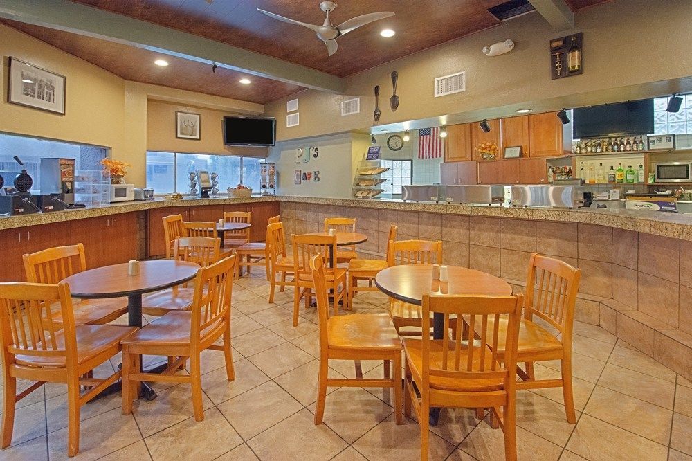Tempe Phoenix Airport InnSuites at the Mall Hotel - photo 10