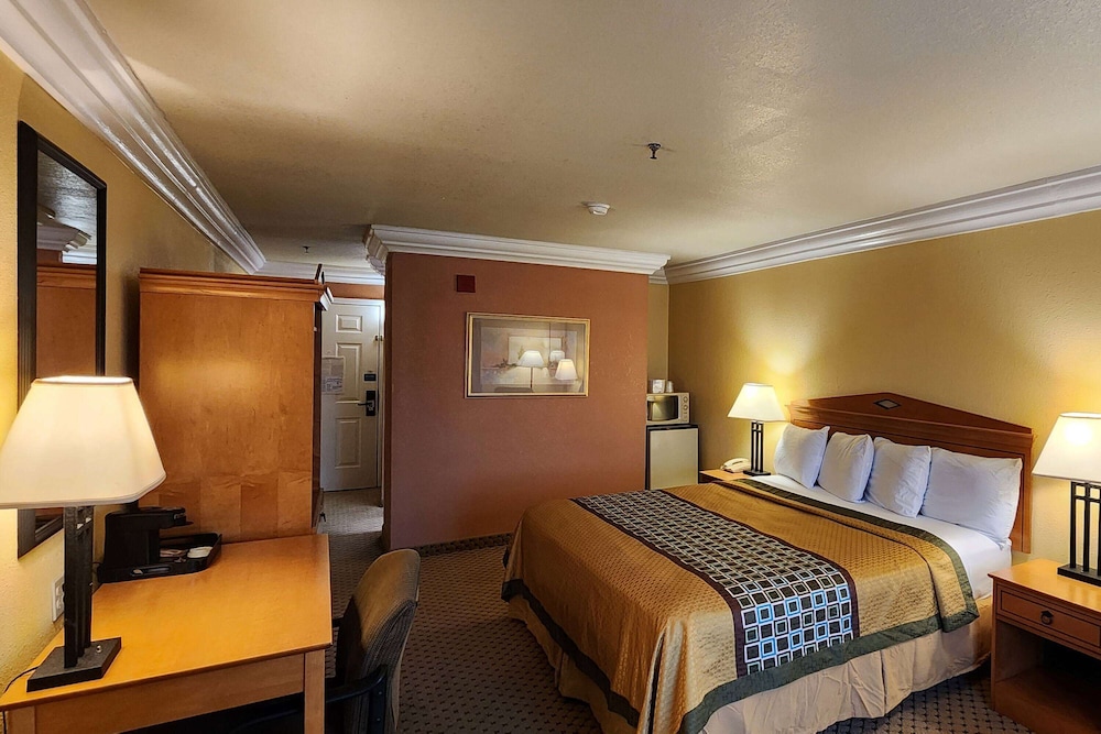 Super 8 by Wyndham Temple I 35 - photo 14