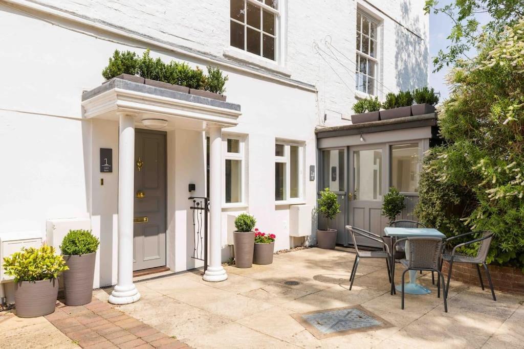 The Old Morgan Period 3 Bed Duplex — 4-Star Luxury Hotel in Great Malvern, United Kingdom