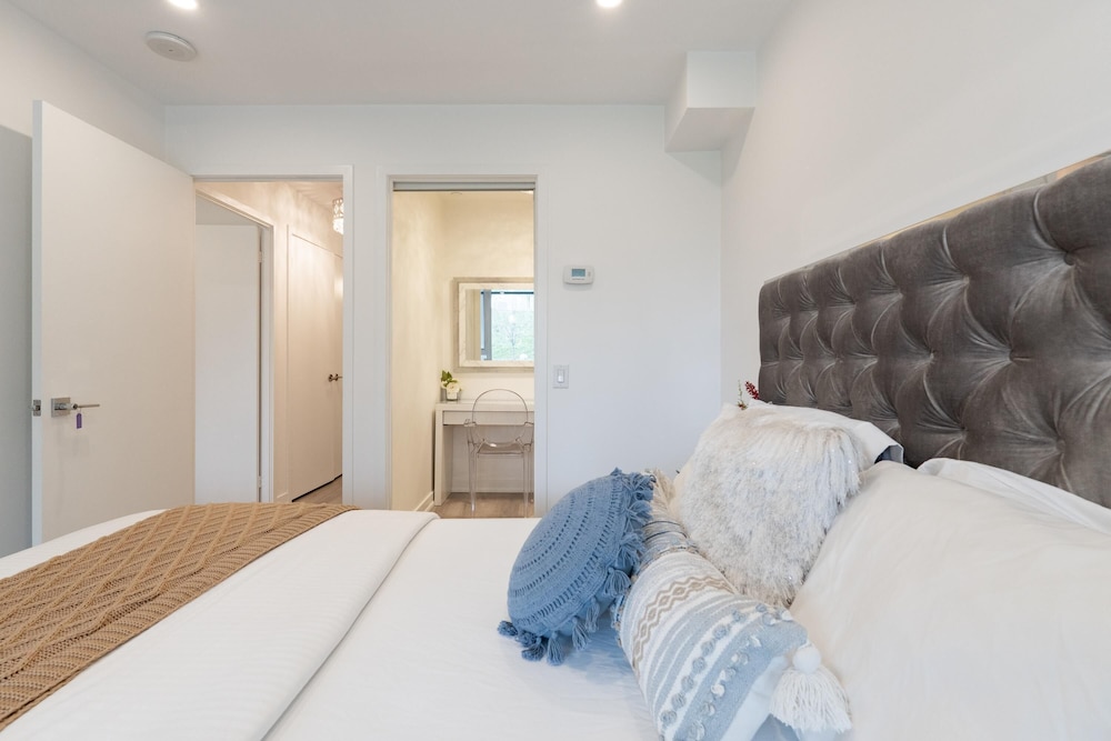 Rivetstays Dan Leckie - last minute hotel in Toronto