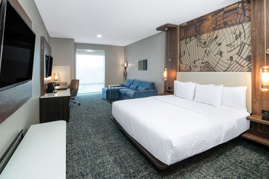 La Quinta Inn & Suites by Wyndham Nashville Downtown Stadium - photo 17