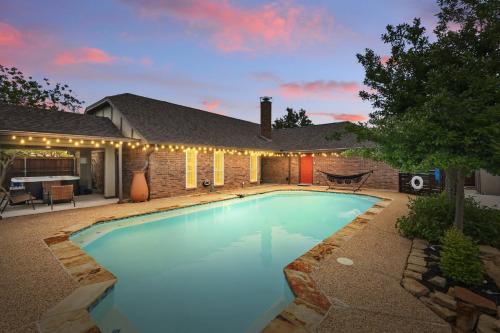 Country Living x Backyard Pool Oasis 4BD 2BA — hotel in Keller