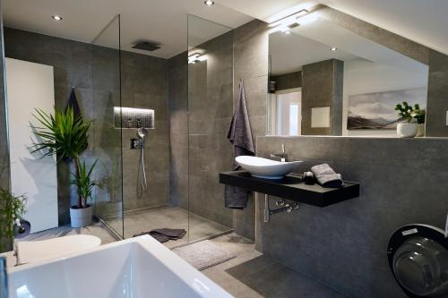EDLER WOHNRAUM Noble Stadtoase mit Boxspringbett Kaffeevollautomat & Parkplatz — 4-Star Luxury Hotel in Zwickau, Germany