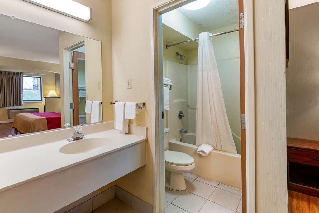 Econo Lodge Inn & Suites Southeast - photo 18