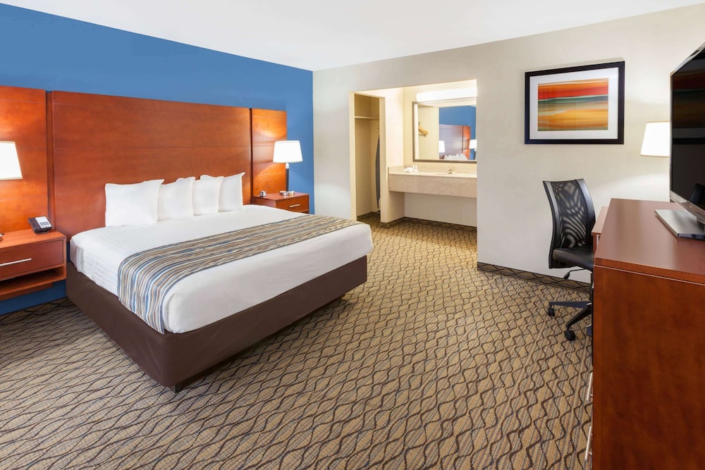 Baymont by Wyndham St. Ignace Lakefront - photo 10
