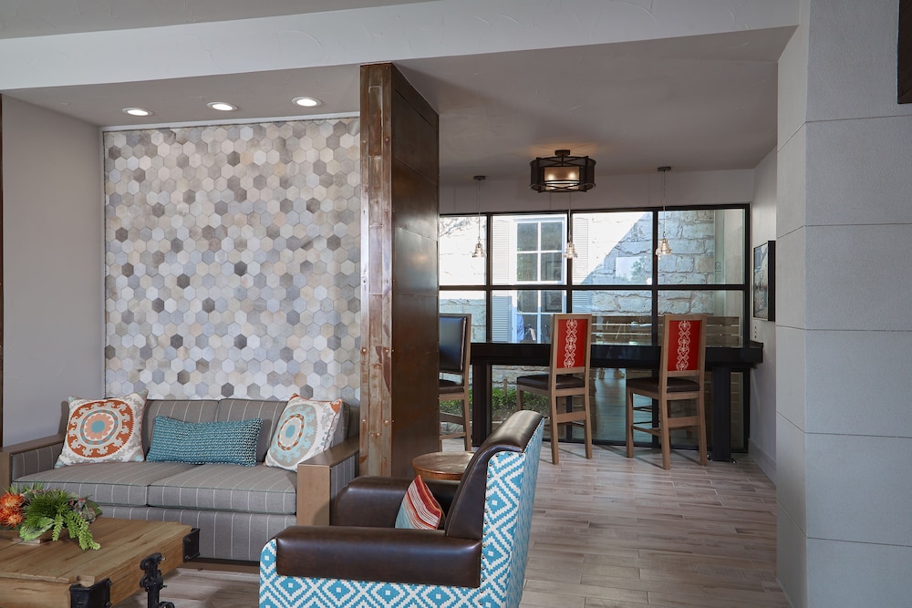 Fredericksburg Inn & Suites - photo 7