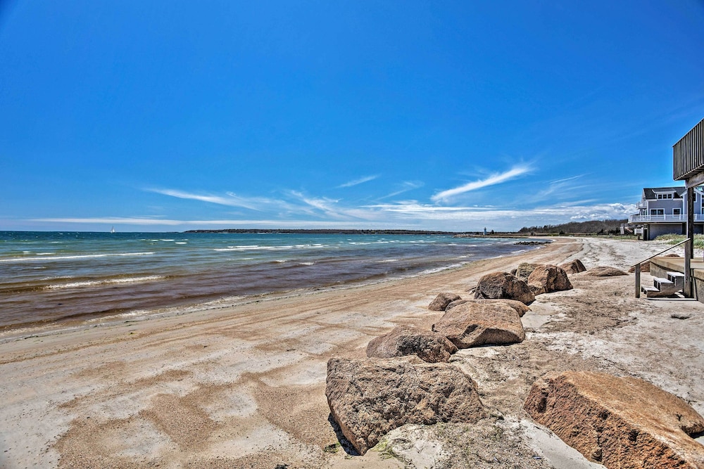 Sunny Beach House Getaway Steps From Water — 4-Star Luxury Hotel in Mattapoisett, United States