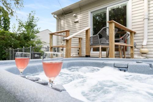 Peaceful Gem Hottub Fenced Yard Near Downtown — Omaha