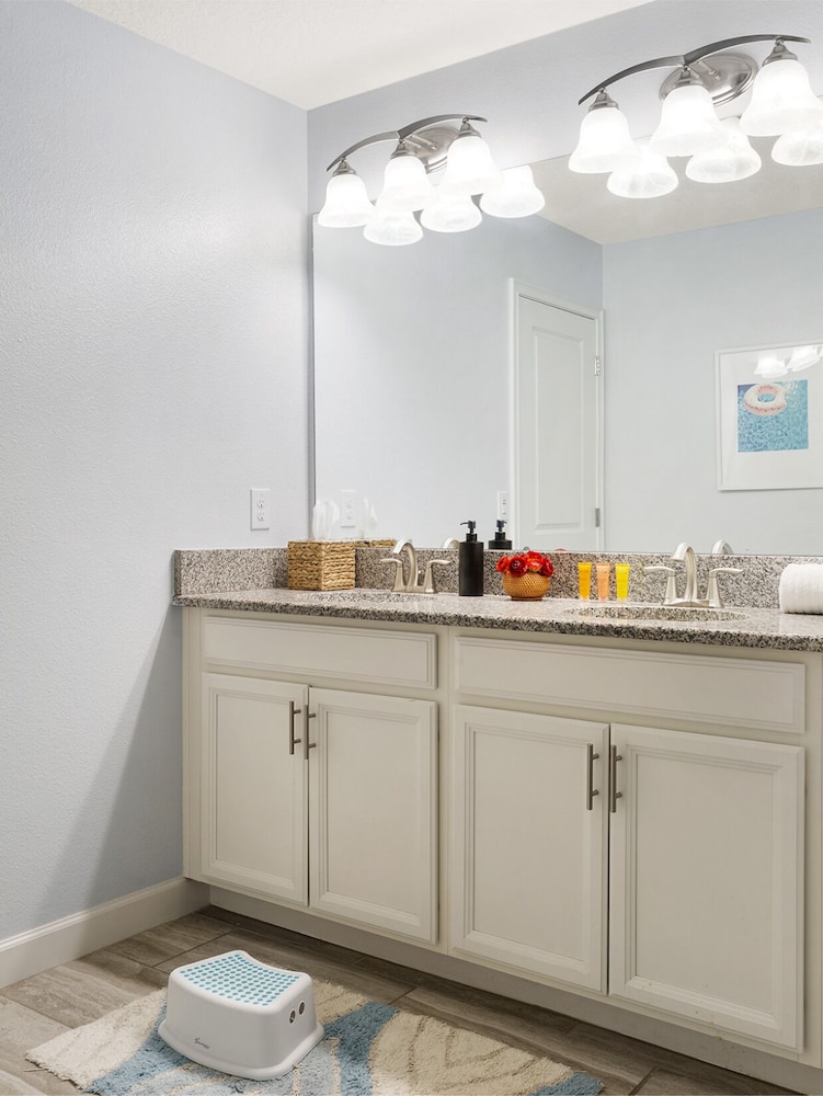 Orlando Resort Retreat Fun filled Family Haven 5 Bedroom Home - photo 18