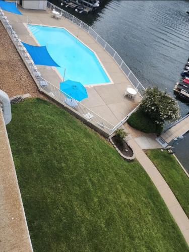 Lake Front Condo with a Balcony — 4-Star Luxury Hotel in Osage Beach, United States