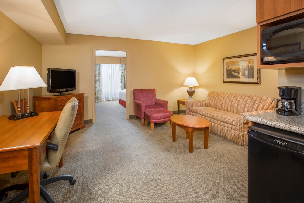 Holiday Inn Express & Suites Bloomington by IHG - photo 10