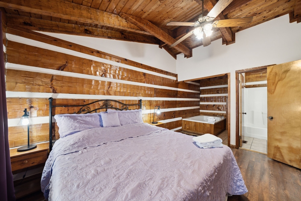 A Lover's Paradise 1 Bedroom Cabin Heavenly Views Resort - photo 2