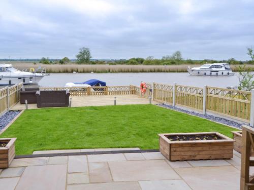 Riverbank Cottage — 5-Star Luxury Hotel in Reedham, United Kingdom