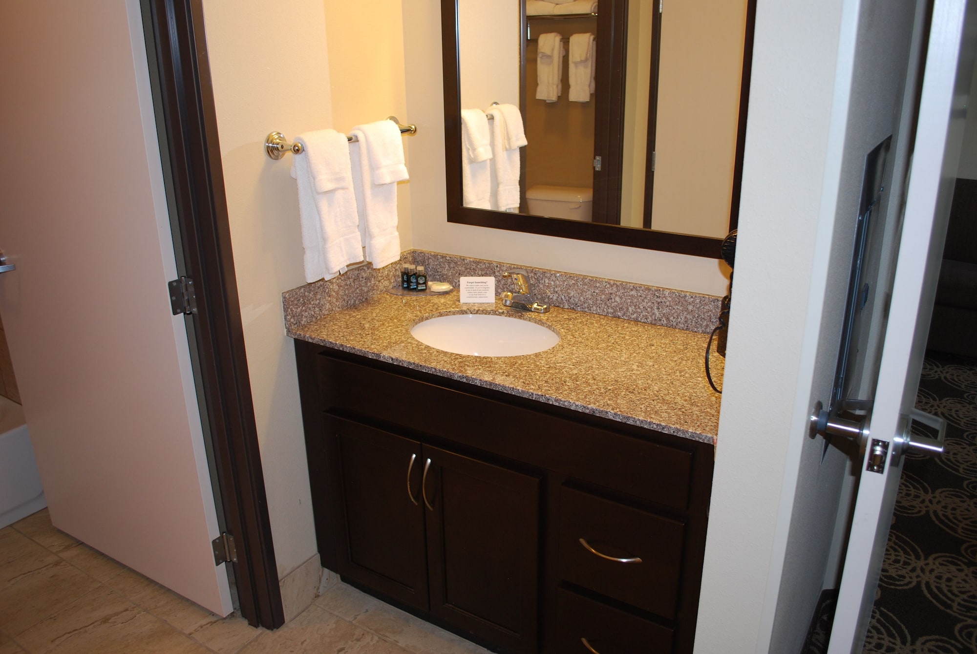 Landmark Suites - photo 2