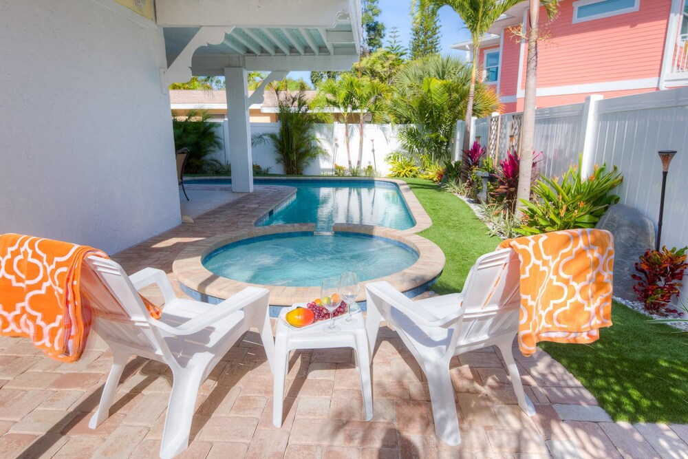 Pineapple Key — 4-Star Luxury Hotel in Holmes Beach, United States