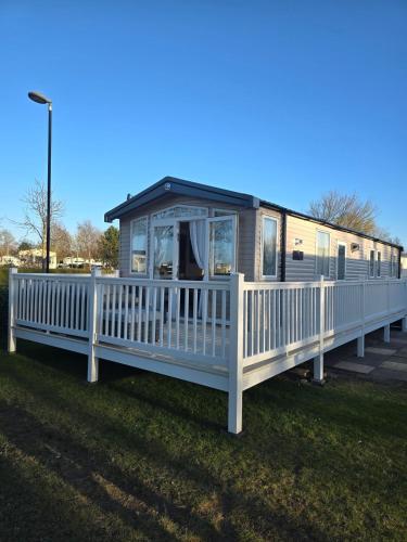Silver 3 Bed Static Caravan With Patio - last minute hotel in Unknown City