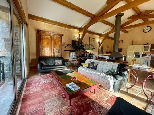 Gîte familial avec terrasse panoramique et cheminée idéal pour randonnées près de Retournac FR 1 582 355 — hotel in Retournac