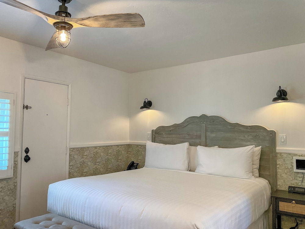 Carmel Green Lantern Inn - photo 56