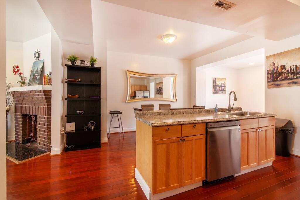 Relaxing Spacious Private Walkable in Petworth - last minute hotel in Washington