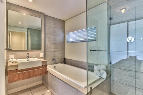 Harbour Bridge Apartment on Waterfront Canal