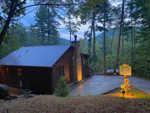 The cozy Lazy Laurel with year round mountain views hot tub fire pit in Blue Ridge, United States