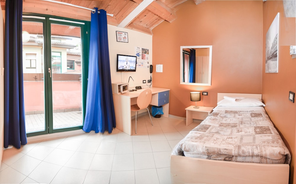 Central Hostel BG — 4-Star Luxury Hotel in Bergamo, Italy
