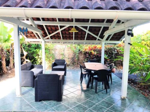 Bas de villa 5 min à pied plage Tartane — 4-Star Luxury Hotel in La Trinite, Martinique