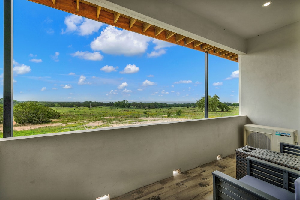 The Bentley Hotel Clint Eastwood Room Hill Country View - photo 30