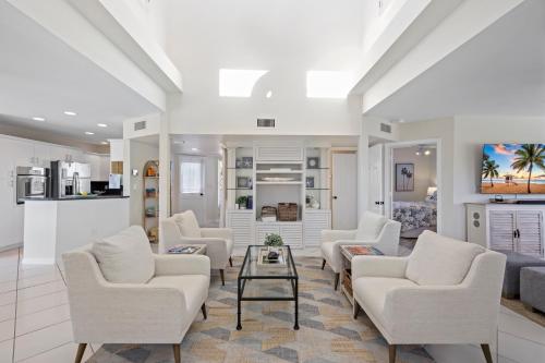 A Splash of Paradise I Waterfront 3 Bed Home on Marco Island — 4-Star Luxury Hotel in Marco Island, United States