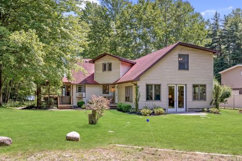 Scenic and Stunning Lakefront Home with Large Yard — 4-Star Luxury Hotel in Grand Junction, United States
