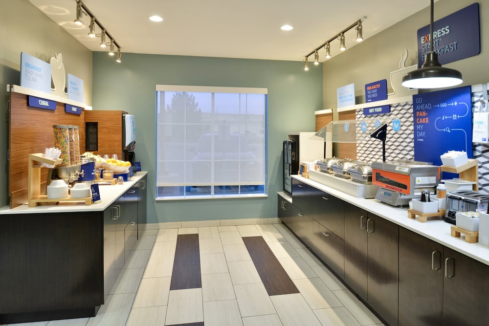 Holiday Inn Express Suites Farmington - photo 67