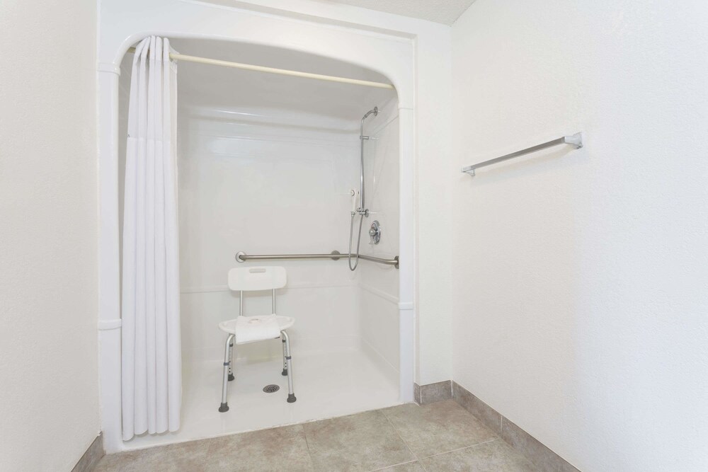 Super 8 by Wyndham Aberdeen Southern Pines - photo 19